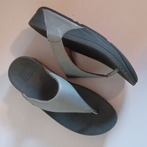 FitFlop Lulu Bay Green Shimmer Toe-Post Sandal** SZ 6